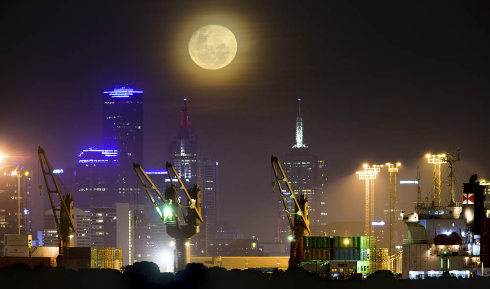 'Melbourne Moon' by Phil Hart, winner of the Solar System Wide-Field category for 2012