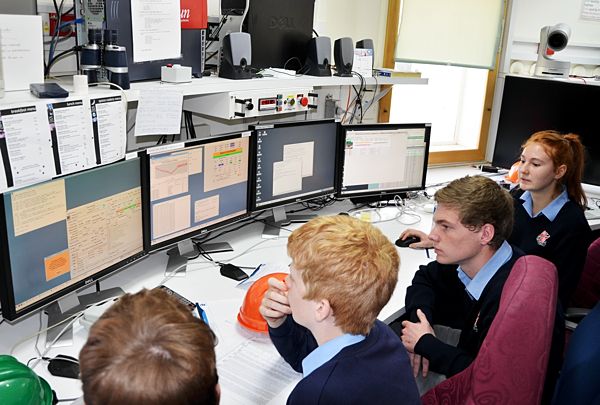 Parkes High School students controlling the Parkes radio telescope and observing pulsars.