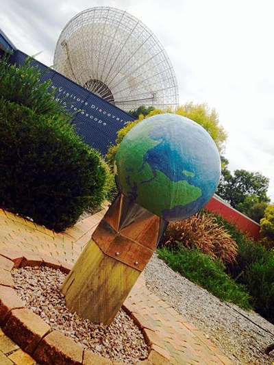 Parkes Observatory Visitor Centre with the Dish in the background. Photo: R. Semovskih