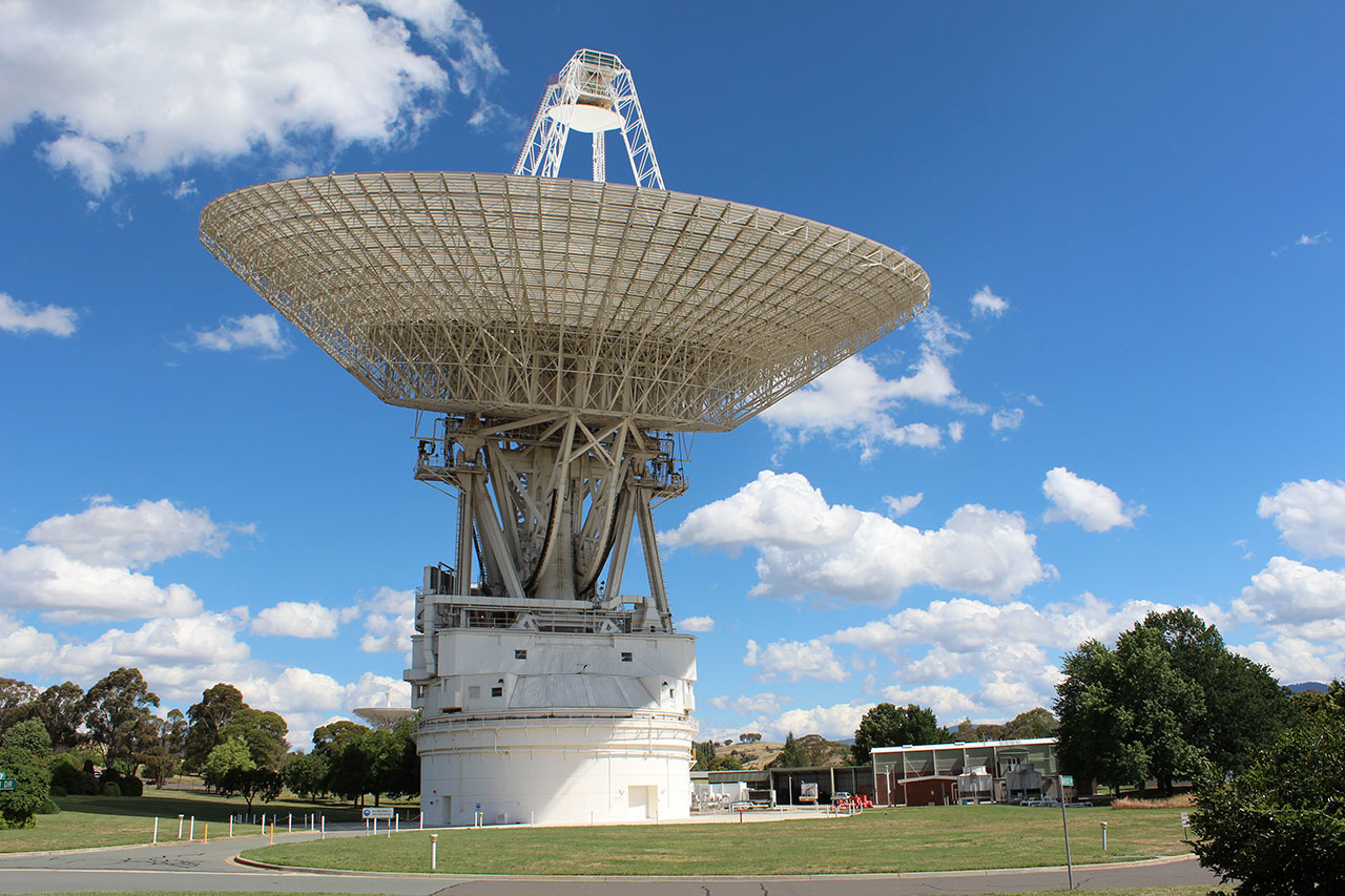 Deep Space Station 43 in Canberra receiving the 'wake up' call from the New Horizons spacecraft. Image: CDSCC/CSIRO