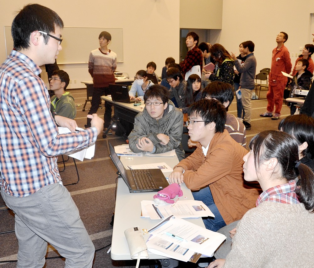 Students at Sendai discussing their data assisted by a student from Tohoku University.