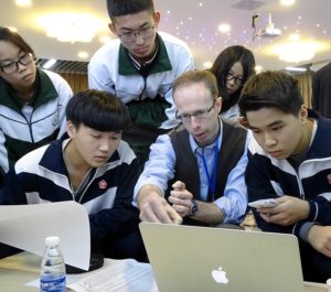 Dr Matthew Kerr explaining pulsar observing to Guangzhou students.