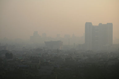 New Delhi’s pollution is among the worst in the world. Each autumn, when crops are burnt and wind speeds are low, it risks rising to crisis levels. Jean-Etienne Minh-Duy Poirrier , CC BY-SA