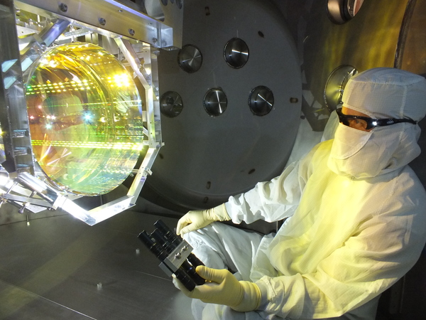 LIGO technician inspecting one of LIGO’s core optics (mirrors) by illuminating its surface with light at a glancing angle. Image: Matt Heintze Caltech MIT LIGO Lab