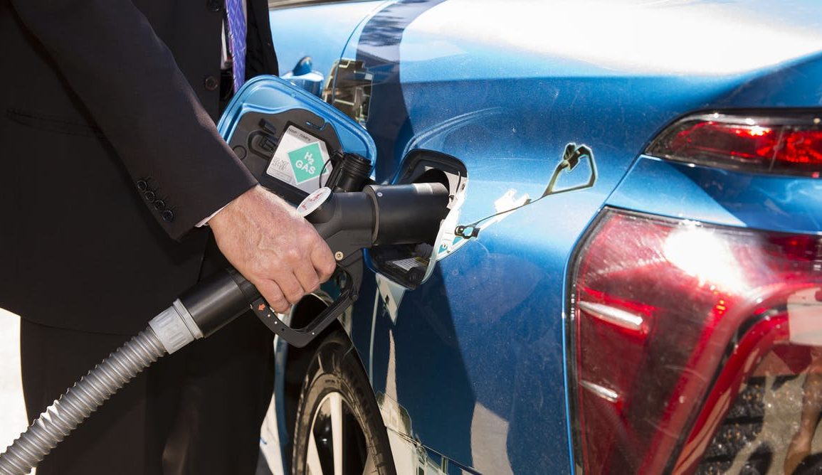 Fueling a car with hydrogen