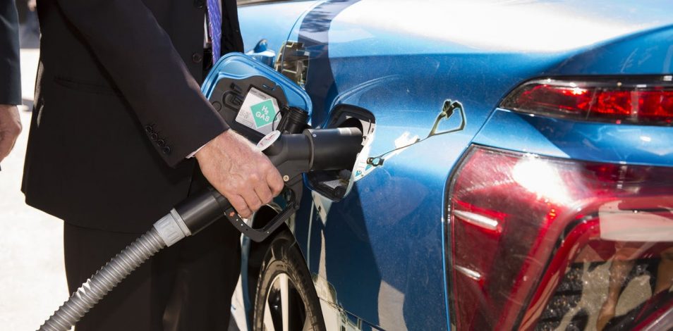 Fueling a car with hydrogen
