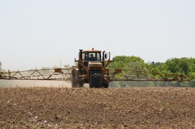 Fertilising tractor driving over a field