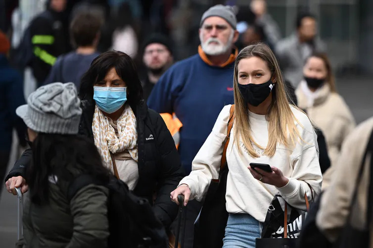 People walking down the street wearing face masks. Global megatrends