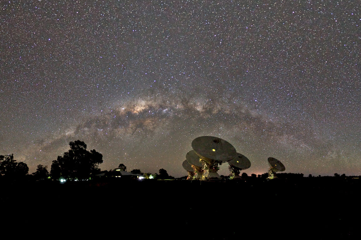 Radio telescopes against a dark starry sky